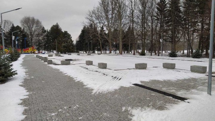 O fântână arteziană din Parcul "La izvor" a fost distrusă. Primarul a cerut tragerea la răspundere a făptaşilor