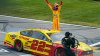 Joey Logano a câștigat prima cursă NASCAR, desfășurată pe zgură după o pauză de 50 de ani