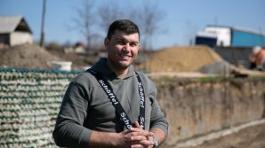 Inedit! Un tânăr din Cahul construieşte o seră din sticle la doi metri sub pământ (FOTO)