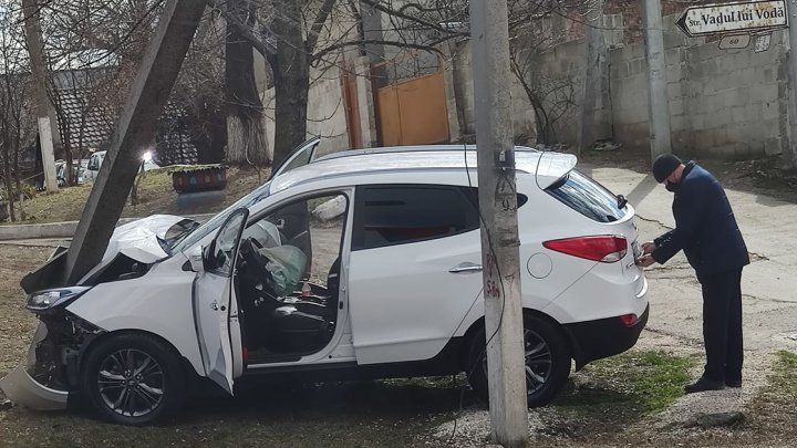 Accident violent pe strada Vadul lui Vodă din Capitală. Un automobil a fost grav deteriorat, după ce a intrat într-un stâlp