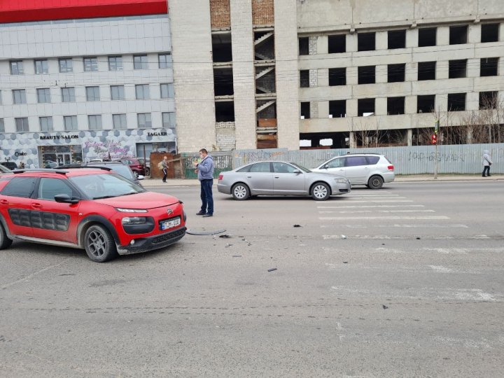 O intersecție din Capitală nu a putut fi împărțită. În consecință, mai multe mașini au fost avariate (FOTO)