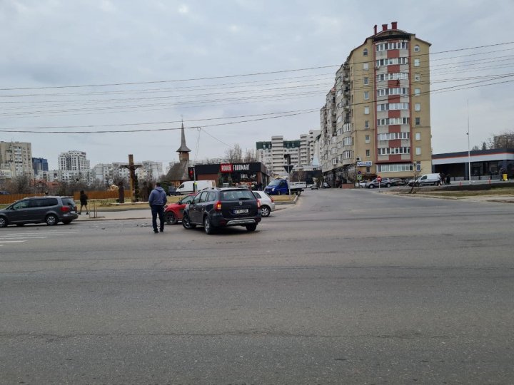 O intersecție din Capitală nu a putut fi împărțită. În consecință, mai multe mașini au fost avariate (FOTO)