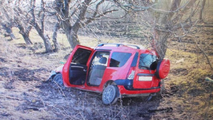 Accident grav în raionul Făleşti. Două persoane au ajuns la spital, după ce automobilul în care se aflau s-a izbit într-un copac (FOTO)