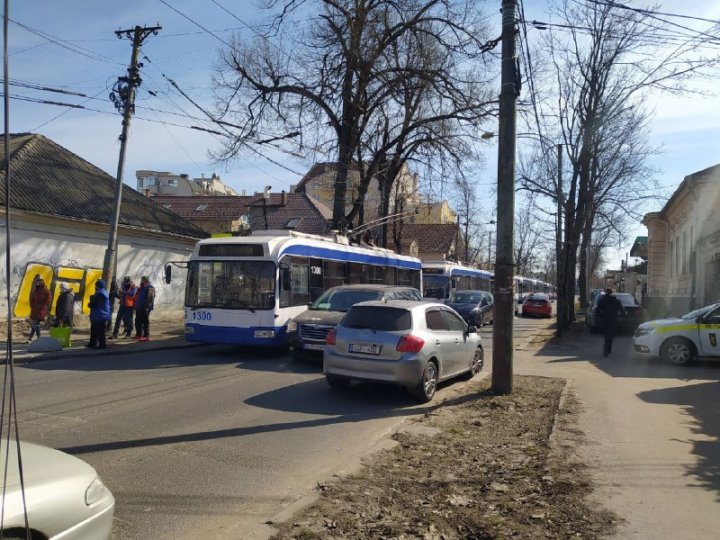 Accident grav cu implicarea unei Tesla în centrul Capitalei. Mașina s-a oprit întro casă (FOTO)