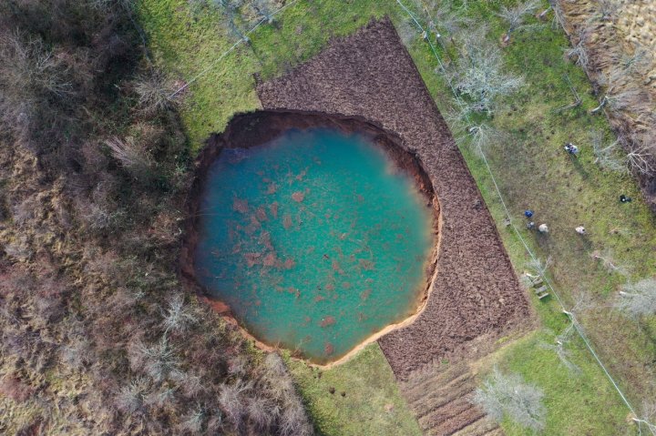 Cratere înfricoșătoare în Croația, după cutremurul dezastruos din decembrie. Au fost descoperite 100 de găuri uriașe