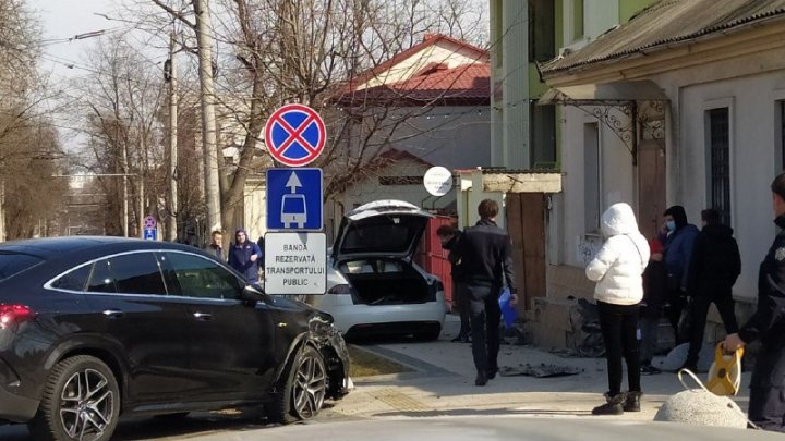 Accident grav cu implicarea unei Tesla în centrul Capitalei. Mașina s-a oprit întro casă (FOTO)