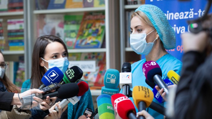 Primii lucrători medicali, vaccinați împotriva COVID-19 la Spitalul Clinic Republican (FOTO)