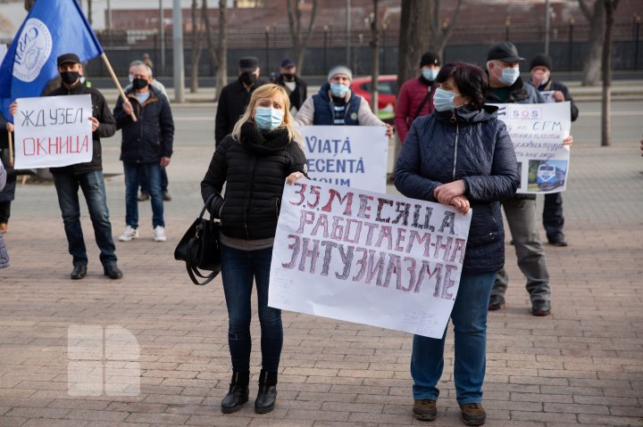 Fără salarii de 4 luni: Angajații CFM au protestat în fața Parlamentului și Președinției (FOTOREPORT)