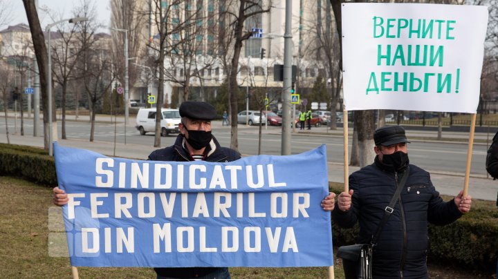 Fără salarii de 4 luni: Angajații CFM au protestat în fața Parlamentului și Președinției (FOTOREPORT)