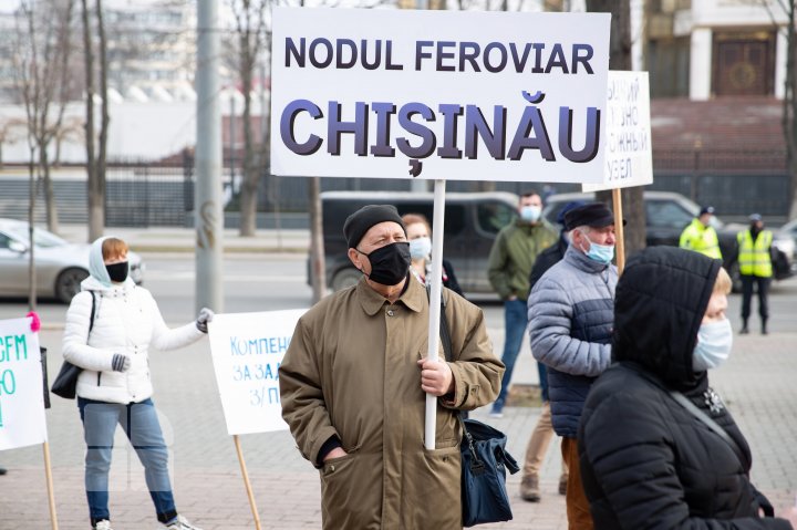 Fără salarii de 4 luni: Angajații CFM au protestat în fața Parlamentului și Președinției (FOTOREPORT)