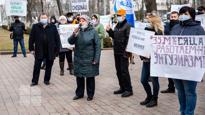 Fără salarii de 4 luni: Angajații CFM au protestat în fața Parlamentului și Președinției (FOTOREPORT)