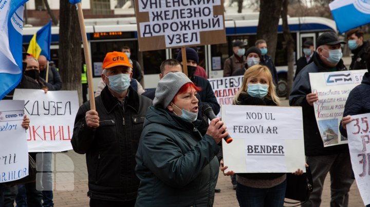 Fără salarii de 4 luni: Angajații CFM au protestat în fața Parlamentului și Președinției (FOTOREPORT)