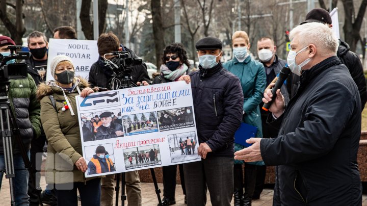 Fără salarii de 4 luni: Angajații CFM au protestat în fața Parlamentului și Președinției (FOTOREPORT)