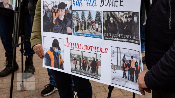 Fără salarii de 4 luni: Angajații CFM au protestat în fața Parlamentului și Președinției (FOTOREPORT)