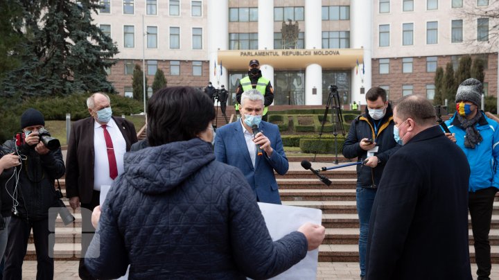 Fără salarii de 4 luni: Angajații CFM au protestat în fața Parlamentului și Președinției (FOTOREPORT)