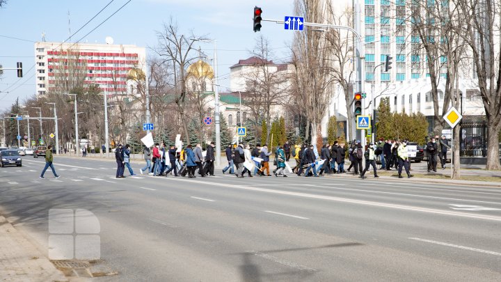 Fără salarii de 4 luni: Angajații CFM au protestat în fața Parlamentului și Președinției (FOTOREPORT)