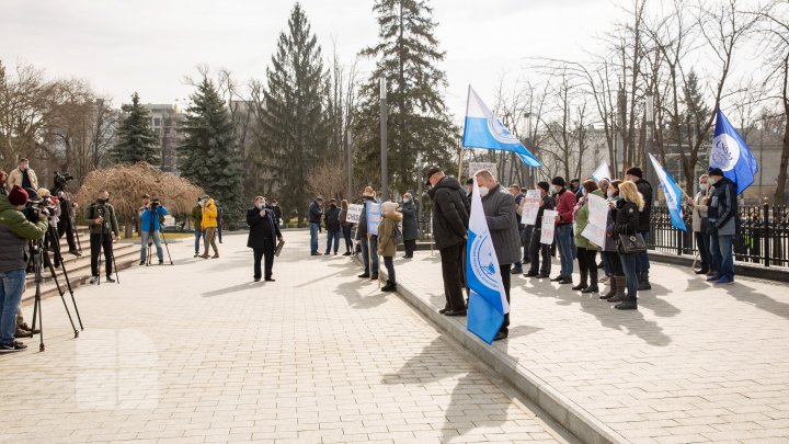 Fără salarii de 4 luni: Angajații CFM au protestat în fața Parlamentului și Președinției (FOTOREPORT)