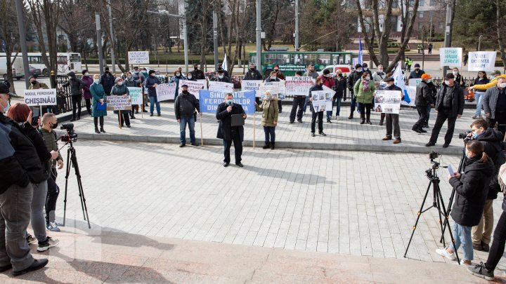 Fără salarii de 4 luni: Angajații CFM au protestat în fața Parlamentului și Președinției (FOTOREPORT)