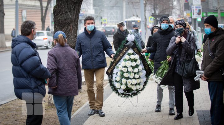 (FOTOREPORT) Nicolae Dabija, ultimul omagiu. Regretatul scriitor a fost înmormântat la Cimitirul Central