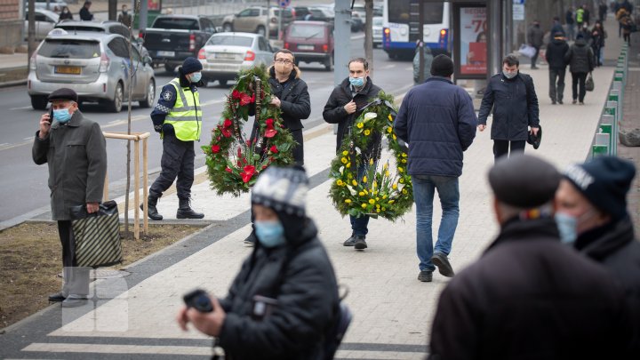 (FOTOREPORT) Nicolae Dabija, ultimul omagiu. Regretatul scriitor a fost înmormântat la Cimitirul Central