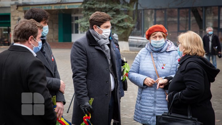 (FOTOREPORT) Nicolae Dabija, ultimul omagiu. Regretatul scriitor a fost înmormântat la Cimitirul Central