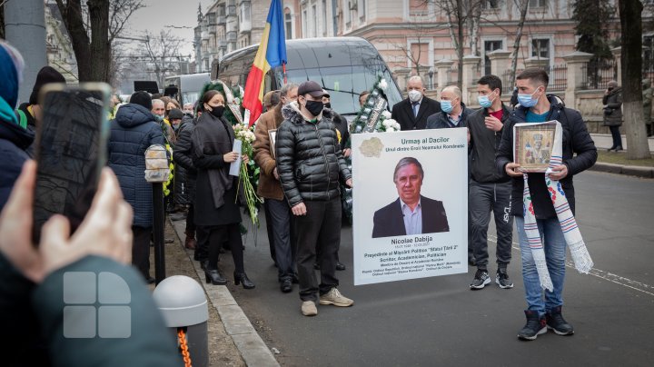 (FOTOREPORT) Nicolae Dabija, ultimul omagiu. Regretatul scriitor a fost înmormântat la Cimitirul Central