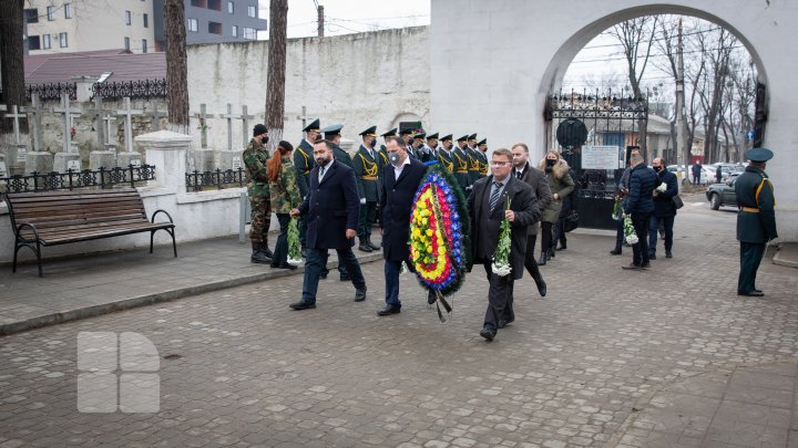 (FOTOREPORT) Nicolae Dabija, ultimul omagiu. Regretatul scriitor a fost înmormântat la Cimitirul Central