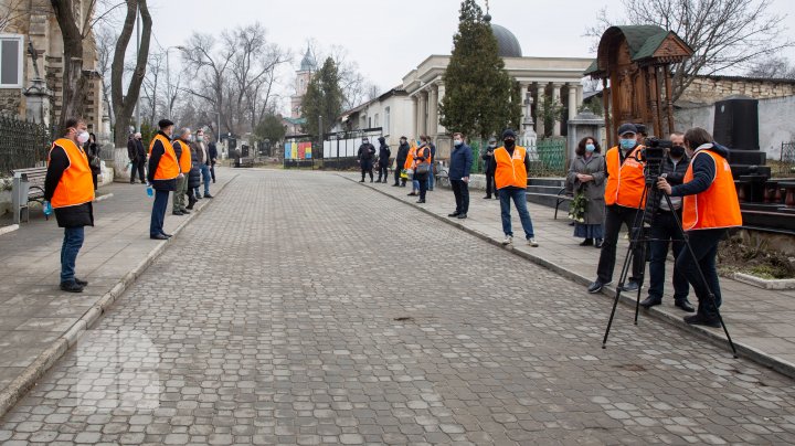 (FOTOREPORT) Nicolae Dabija, ultimul omagiu. Regretatul scriitor a fost înmormântat la Cimitirul Central