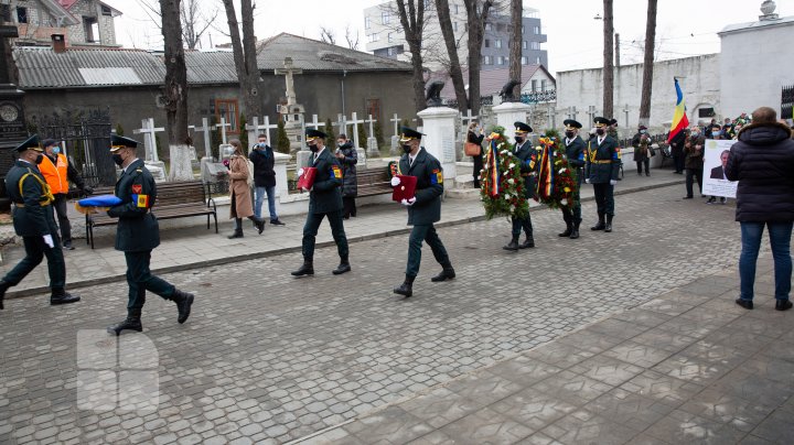 (FOTOREPORT) Nicolae Dabija, ultimul omagiu. Regretatul scriitor a fost înmormântat la Cimitirul Central