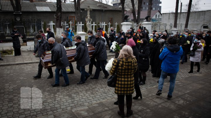 (FOTOREPORT) Nicolae Dabija, ultimul omagiu. Regretatul scriitor a fost înmormântat la Cimitirul Central