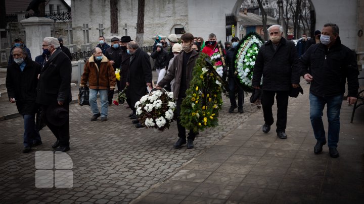 (FOTOREPORT) Nicolae Dabija, ultimul omagiu. Regretatul scriitor a fost înmormântat la Cimitirul Central