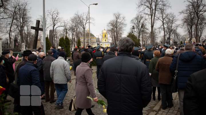 (FOTOREPORT) Nicolae Dabija, ultimul omagiu. Regretatul scriitor a fost înmormântat la Cimitirul Central