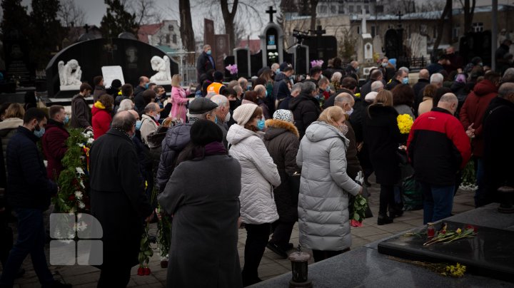 (FOTOREPORT) Nicolae Dabija, ultimul omagiu. Regretatul scriitor a fost înmormântat la Cimitirul Central