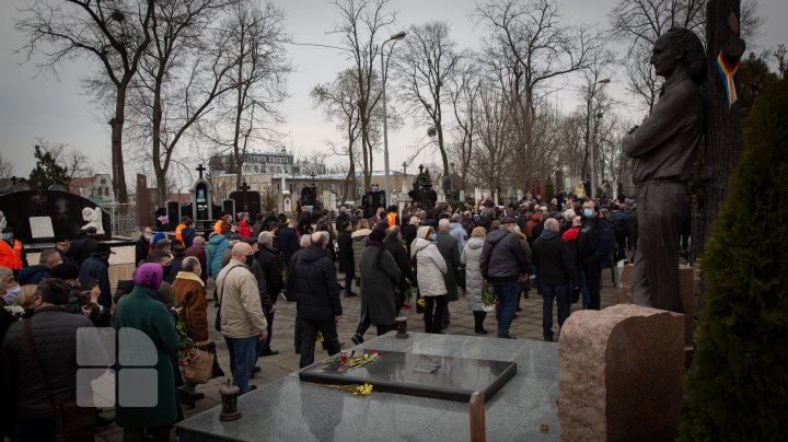 (FOTOREPORT) Nicolae Dabija, ultimul omagiu. Regretatul scriitor a fost înmormântat la Cimitirul Central