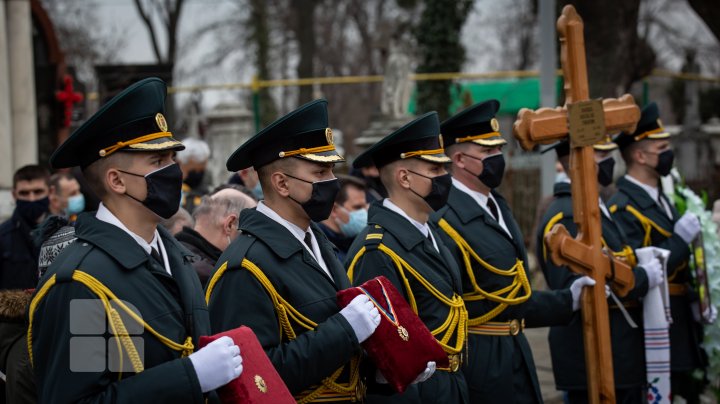 (FOTOREPORT) Nicolae Dabija, ultimul omagiu. Regretatul scriitor a fost înmormântat la Cimitirul Central