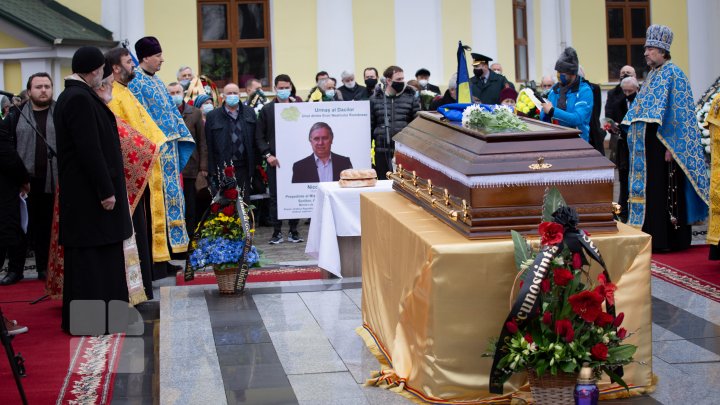 (FOTOREPORT) Nicolae Dabija, ultimul omagiu. Regretatul scriitor a fost înmormântat la Cimitirul Central