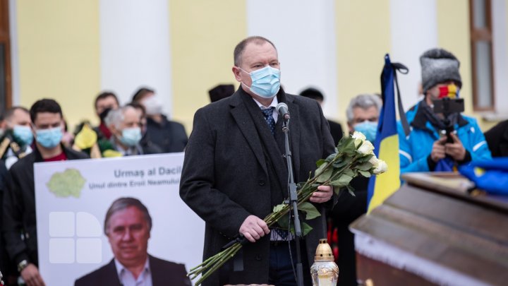 (FOTOREPORT) Nicolae Dabija, ultimul omagiu. Regretatul scriitor a fost înmormântat la Cimitirul Central