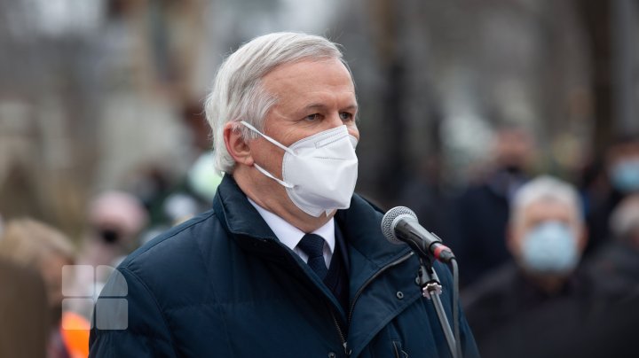 (FOTOREPORT) Nicolae Dabija, ultimul omagiu. Regretatul scriitor a fost înmormântat la Cimitirul Central