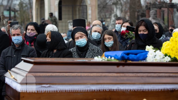 (FOTOREPORT) Nicolae Dabija, ultimul omagiu. Regretatul scriitor a fost înmormântat la Cimitirul Central