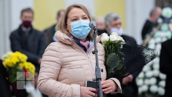 (FOTOREPORT) Nicolae Dabija, ultimul omagiu. Regretatul scriitor a fost înmormântat la Cimitirul Central