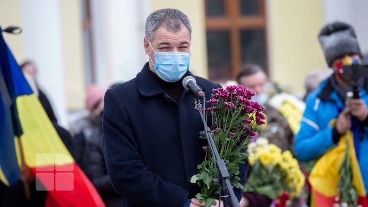 (FOTOREPORT) Nicolae Dabija, ultimul omagiu. Regretatul scriitor a fost înmormântat la Cimitirul Central