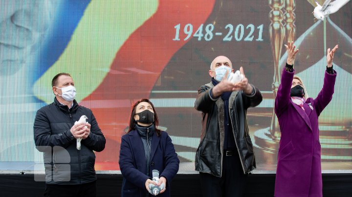 (FOTOREPORT) Nicolae Dabija, ultimul omagiu. Regretatul scriitor a fost înmormântat la Cimitirul Central