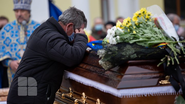 (FOTOREPORT) Nicolae Dabija, ultimul omagiu. Regretatul scriitor a fost înmormântat la Cimitirul Central