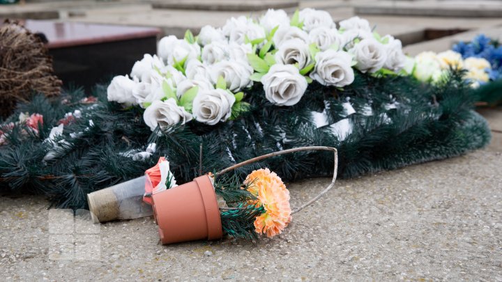 Coroanele funerare făcute din flori de plastic, o adevărată bombă ecologică (FOTO)