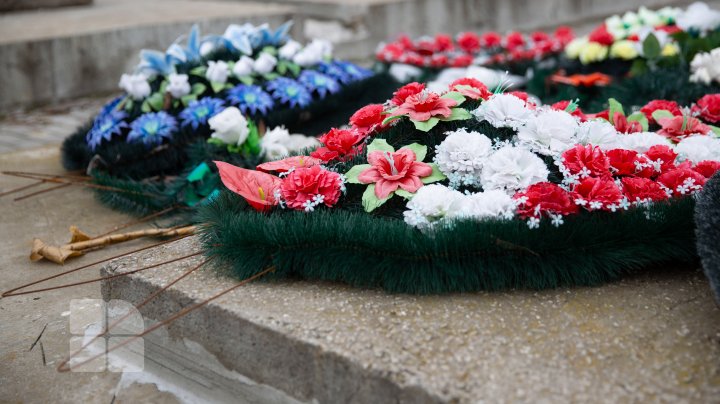 Coroanele funerare făcute din flori de plastic, o adevărată bombă ecologică (FOTO)