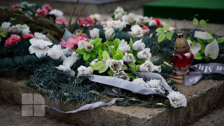 Coroanele funerare făcute din flori de plastic, o adevărată bombă ecologică (FOTO)