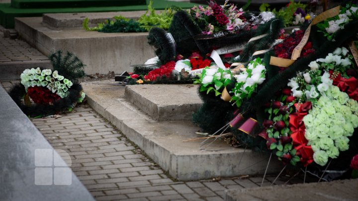 Coroanele funerare făcute din flori de plastic, o adevărată bombă ecologică (FOTO)