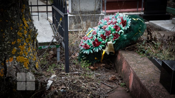 Coroanele funerare făcute din flori de plastic, o adevărată bombă ecologică (FOTO)