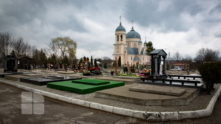 Coroanele funerare făcute din flori de plastic, o adevărată bombă ecologică (FOTO)