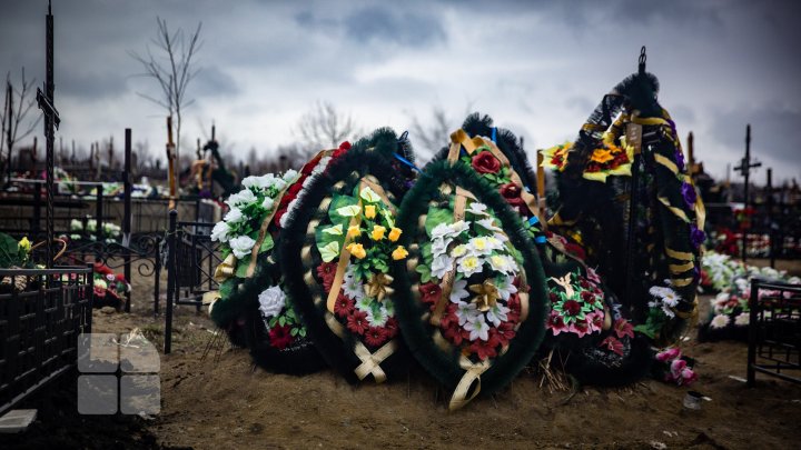 Coroanele funerare făcute din flori de plastic, o adevărată bombă ecologică (FOTO)